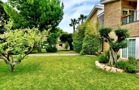 Magnifico chalet con excelentes calidades y gran parcela ajardinada