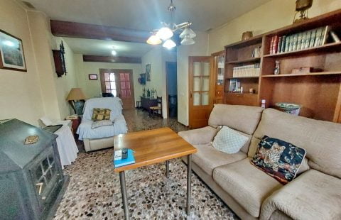 Magnifica casa de pueblo en Olocau, con acceso a dos calles.